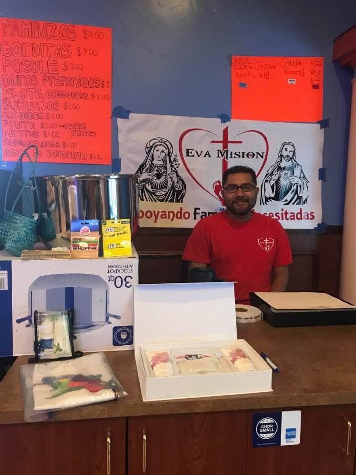 Voluntario de Eva Misión atendiendo una mesa informativa.