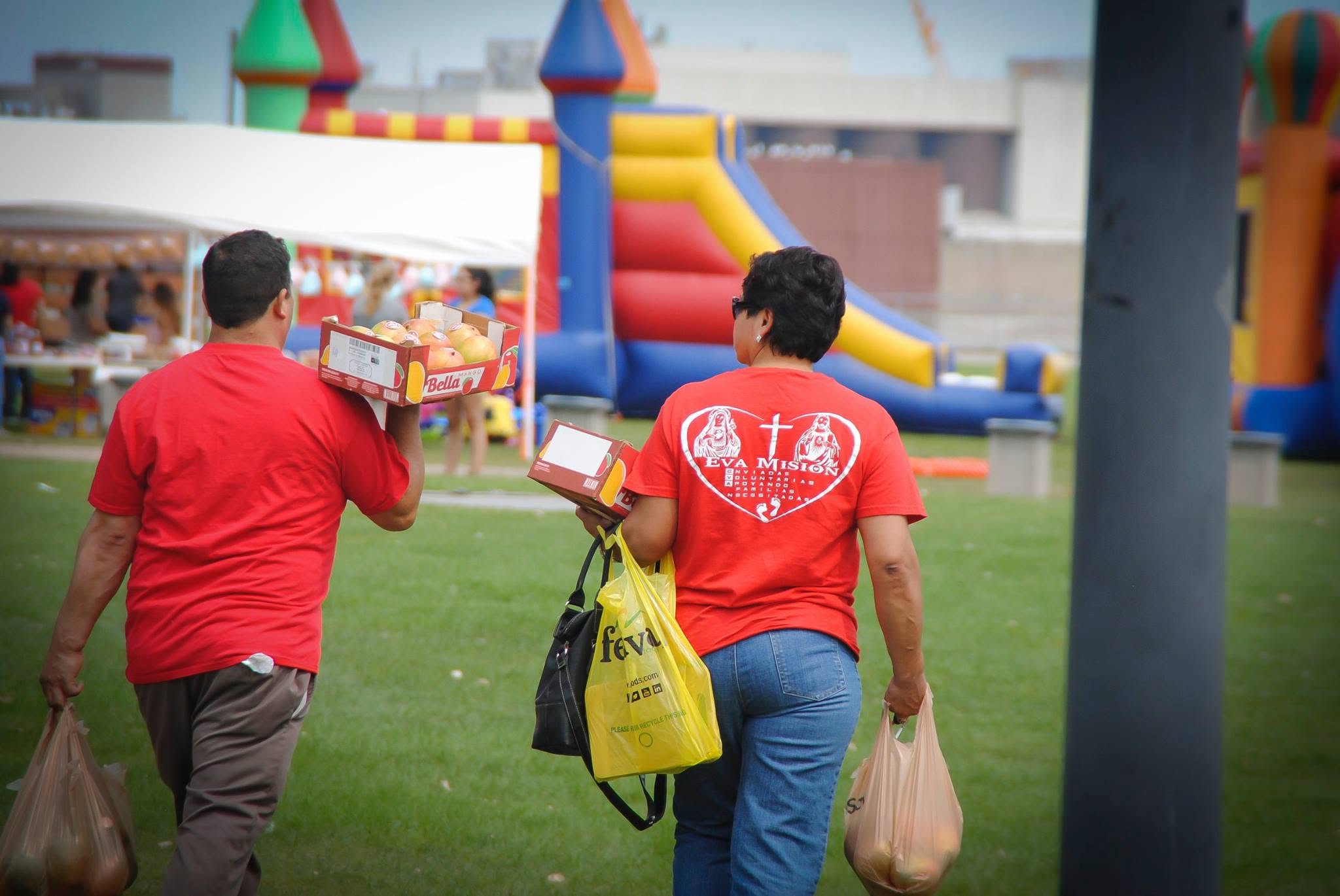 Voluntarios de Eva Misión entregando artículos durante una actividad comunitaria.