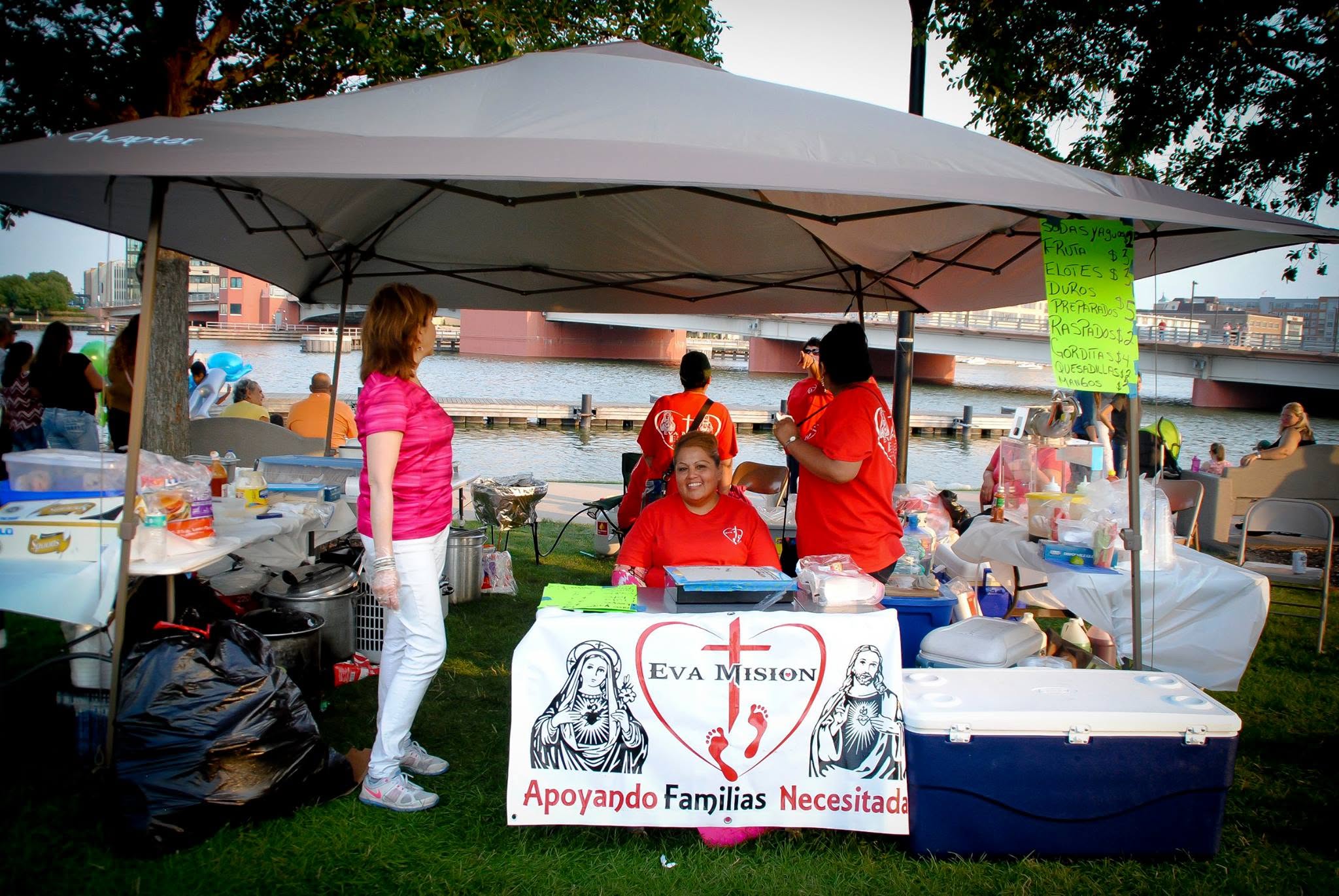 Equipo de Eva Misión sirviendo en un evento comunitario.