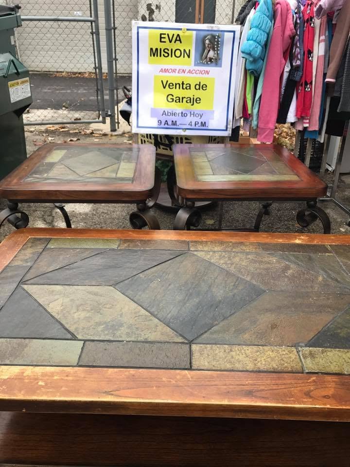 Artículos disponibles durante una venta de Eva Misión.