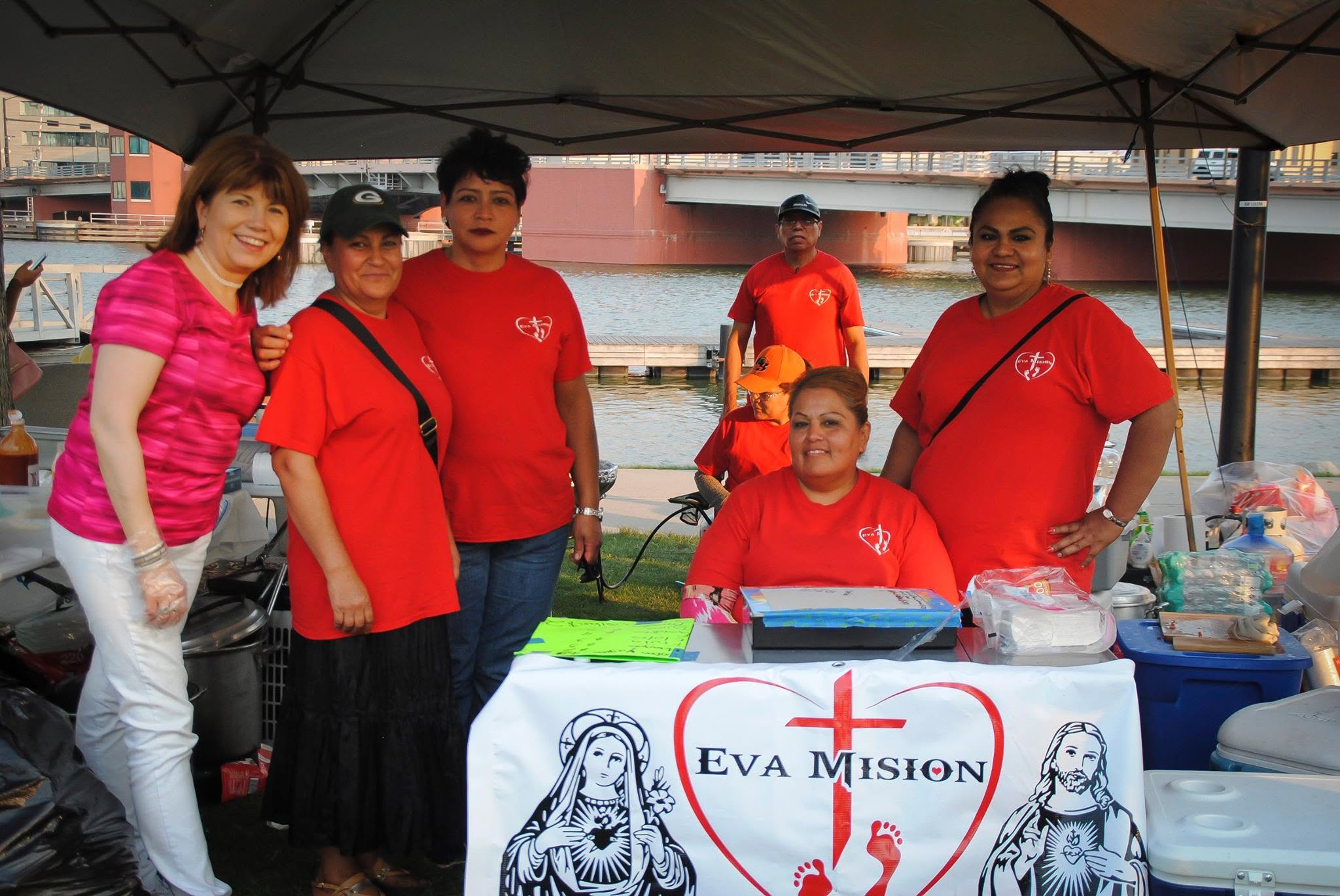 Voluntarios de Eva Misión sirviendo juntos en la comunidad.