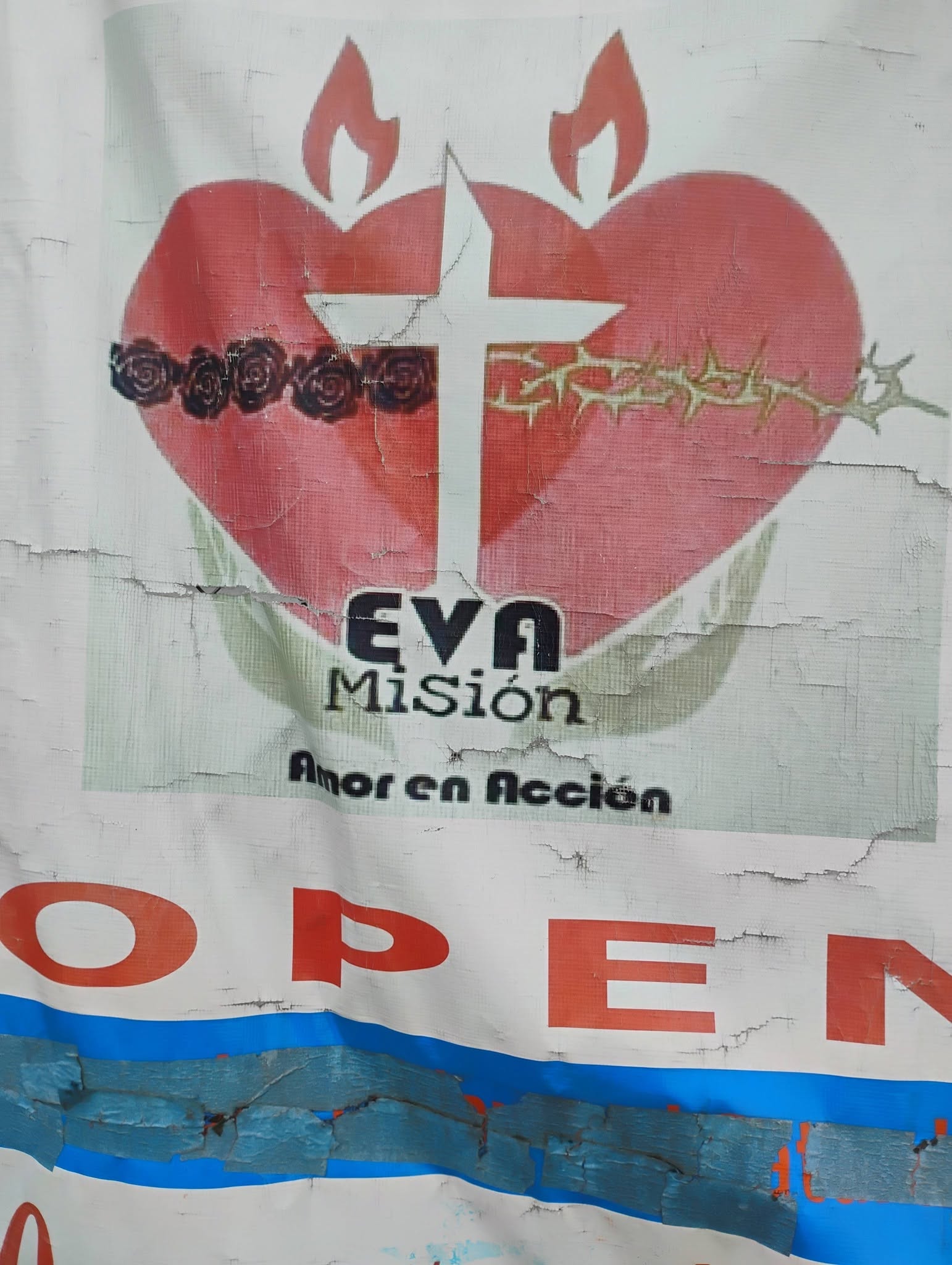 Letrero histórico de Eva Misión con el mensaje Amor en Acción.